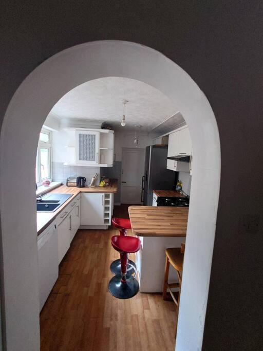 Edwardian 4 Bedrooms With 4 Bathrooms Townhouse, Next To Underground, Accommodates 10 People ลอนดอน ภายนอก รูปภาพ