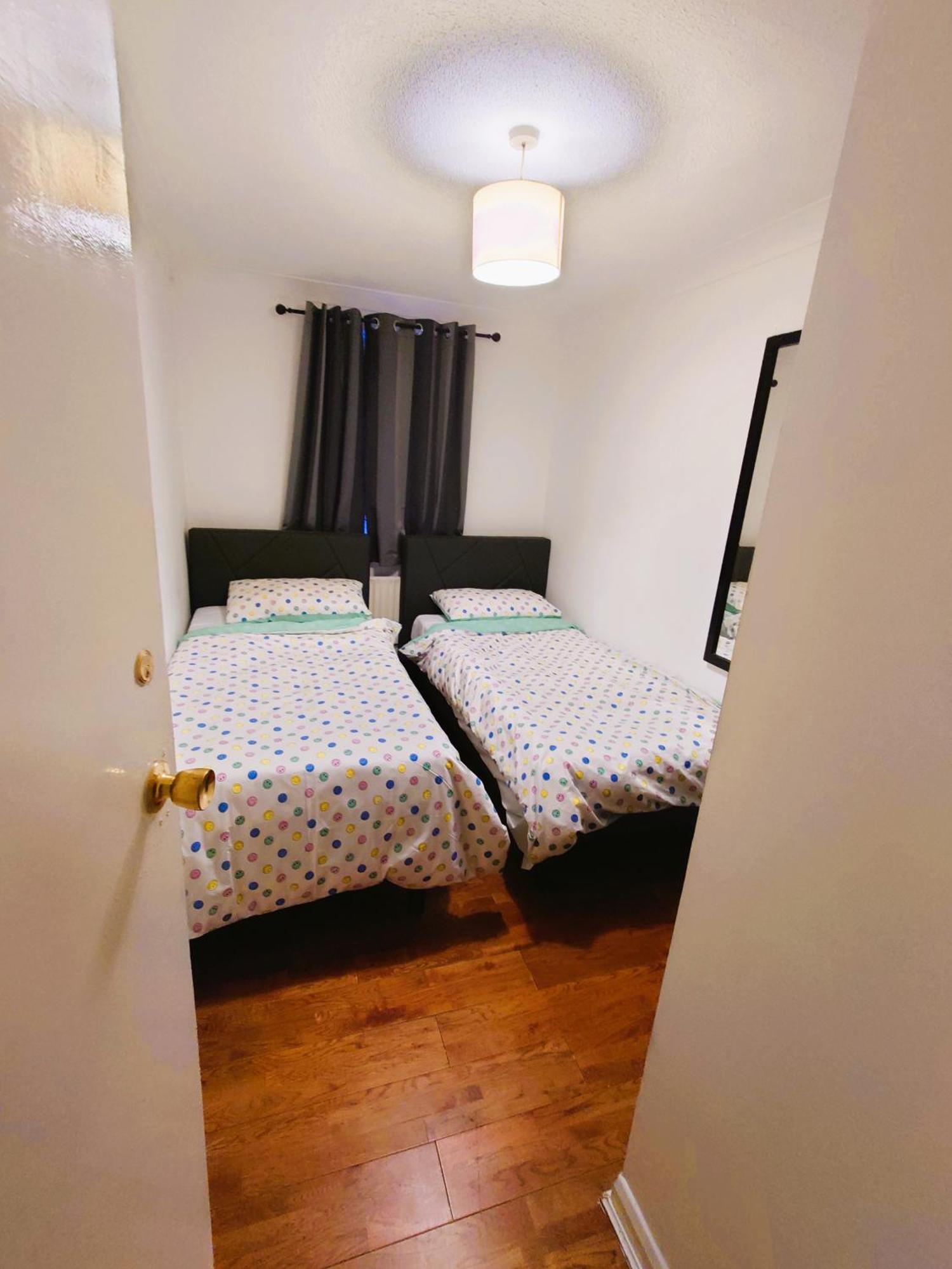 Edwardian 4 Bedrooms With 4 Bathrooms Townhouse, Next To Underground, Accommodates 10 People ลอนดอน ภายนอก รูปภาพ